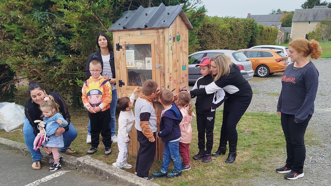 les parents d’élèves construisent une boîte à livres