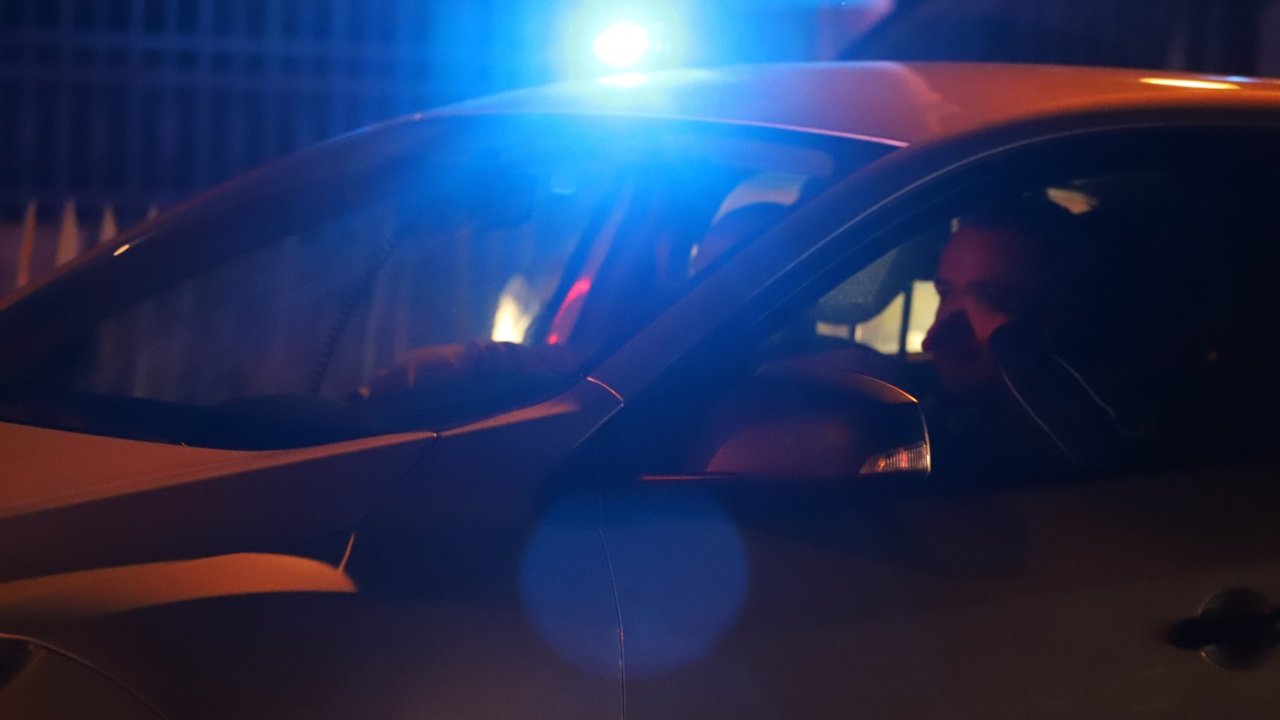 deux hommes tirent sur la porte d’un appartement et s’échappent en trottinette