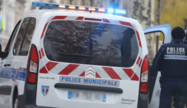 un adolescent arrêté après une course-poursuite pour un vol de collier en pleine rue
