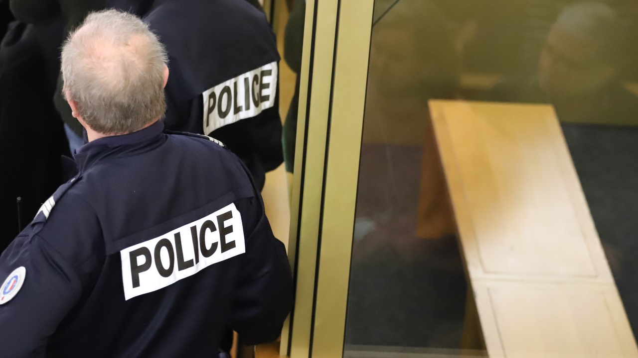 il frappe les gendarmes et les pompiers qui viennent l'aider et termine sous bracelet électronique