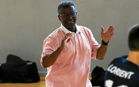 Didier Lawson reste positif en toutes circonstances et il ne cesse d’encourager ses joueurs lorientais tant par la parole que par le geste.