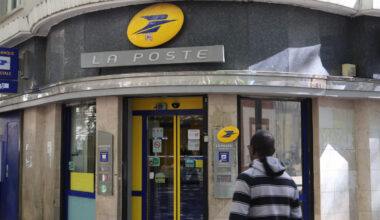 un rassemblement festif contre la fermeture du bureau de Poste de la rue du Dauphiné