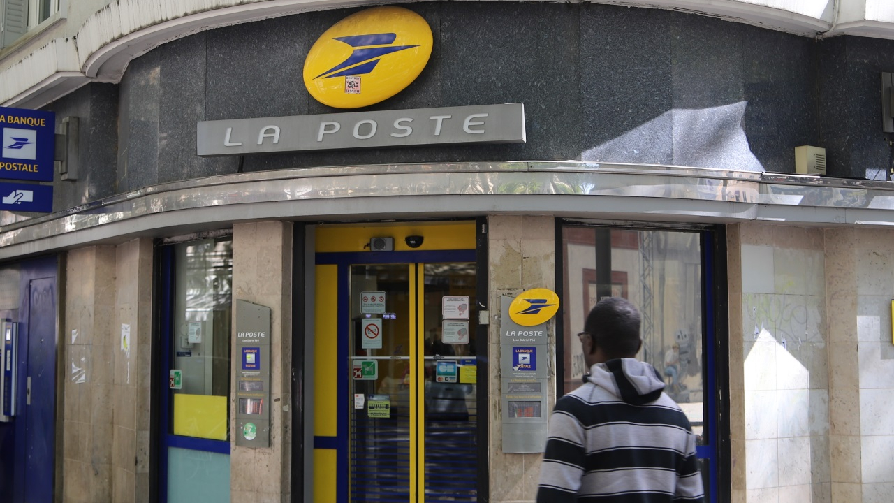 un rassemblement festif contre la fermeture du bureau de Poste de la rue du Dauphiné
