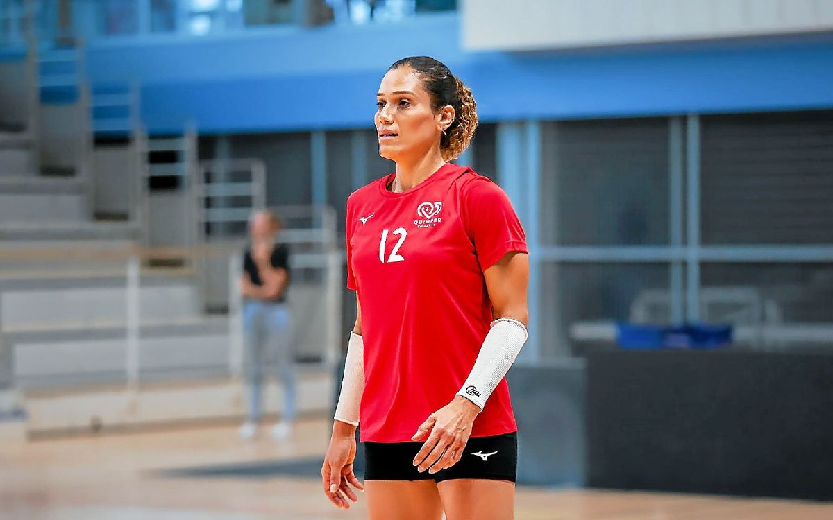« Je pensais plutôt me reconvertir dans la diététique, mais le projet de Quimper m’a plu », expose Nihel El Ghoul, titulaire au Quimper Volley à 41 ans