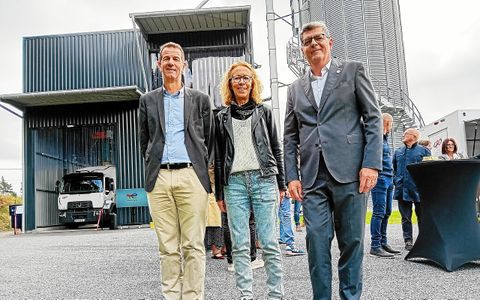Marc Dunet, directeur régional TotalEnergies pour la Bretagne, Laurence Claisse, maire de Landivisiau, et Philippe Bodilis, président de TotalEnergies Proxi Nord Ouest.