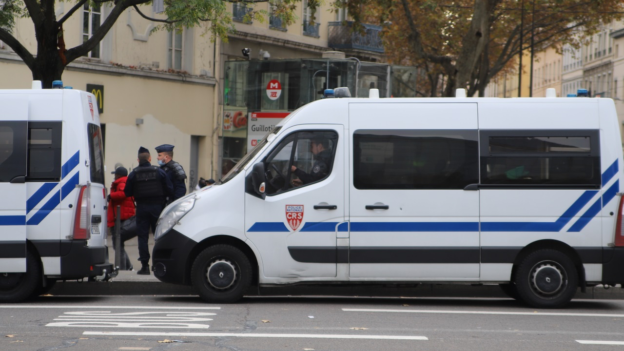 une touriste retrouve par hasard son agresseur et le fait arrêter