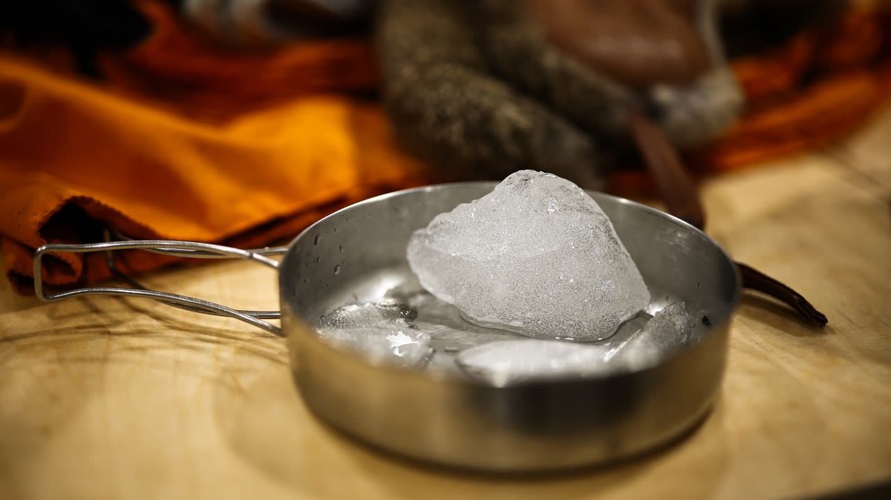 Un échantillon de glace de l’Antarctique à l’intérieur du laboratoire principal vu à bord du RRS Sir David Attenborough.