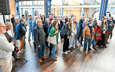 Plusieurs dizaines de personnes sont vneues au vernissage de l’exposition « Brest vu du ciel », ce lundi 13 octobre 2025 en fin de matinée, aux Ateliers des Capucins, passage des Arpètes.