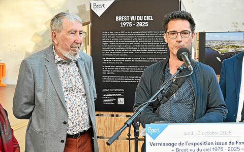 Robert Gernot (à gauche) et Julien Creff exposent jusqu’au 6 janvier 2026, aux Capucins, leurs photos aériennes de Brest, prises à quelques décennies d’intervalles.