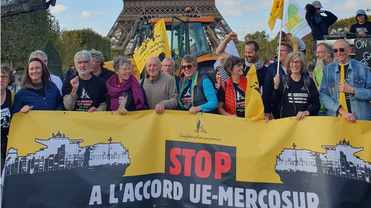 treize paysans de la Confédération paysanne de la Vienne ont manifesté à Paris