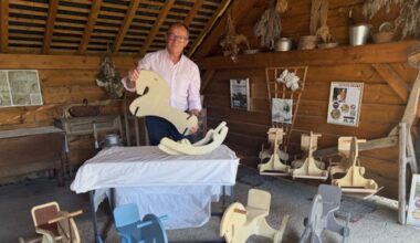 Douze petits chevaux en bois fabriqués à Monts en partance pour l’Ukraine