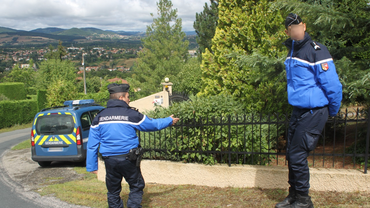 "Forte odeur" : ce que les gendarmes ont trouvé derrière cette palissade près de Lyon