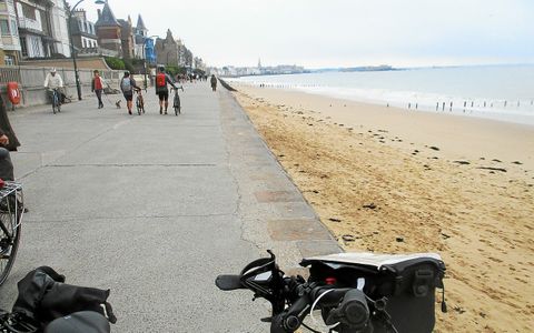 À Saint-Malo, c'est en longeant la plage du Sillon qu'on prend la direction de Cancale