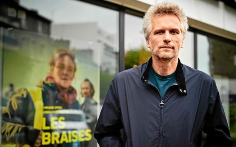 Thomas Kruithof, 49 ans, est le réalisateur du film « Les Braises », qui revient sur le mouvement des Gilets Jaunes à travers l’histoire d’amour de Karine et Jimmy, joués par Virginie Efira, Arieh Worthalter.