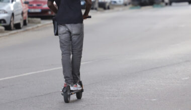 un motard et un trottinettiste se percutent