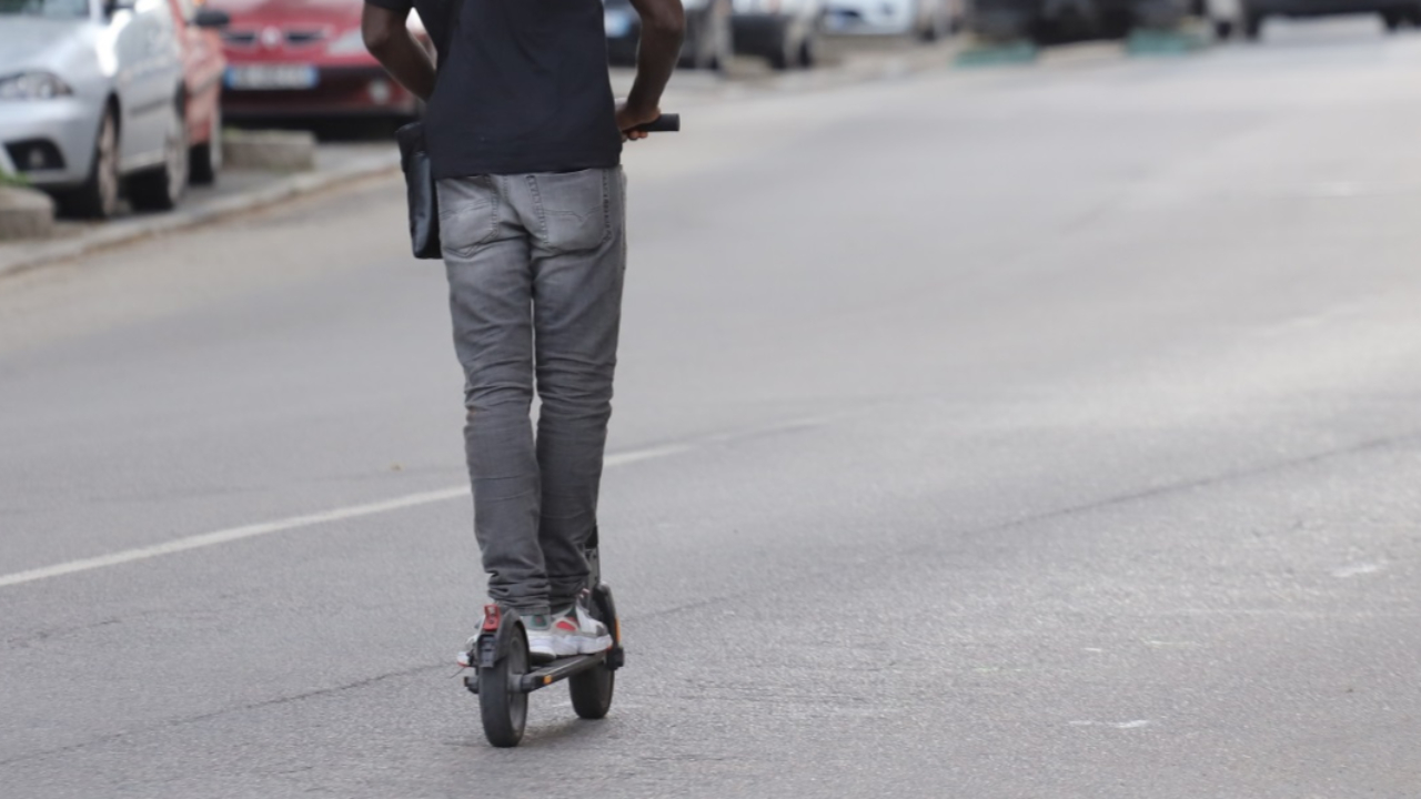 un motard et un trottinettiste se percutent