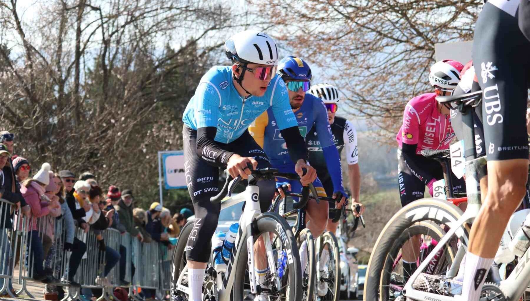 Noah Knecht pose le vélo - Actualité