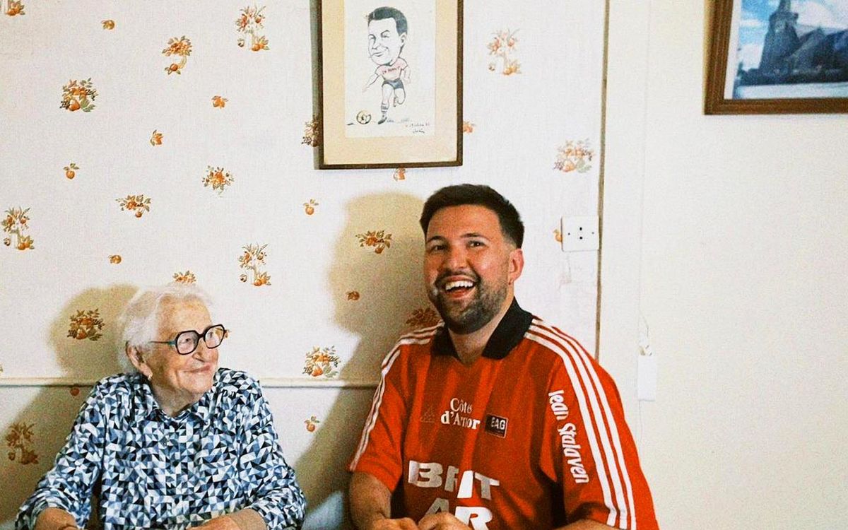 Dans son clip tourné près de Guingamp, ce rappeur parle d’EAG de ses souvenirs et de sa mamie
