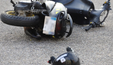 un policier de la BAC traîné sur plusieurs mètres par le passager d'un scooter