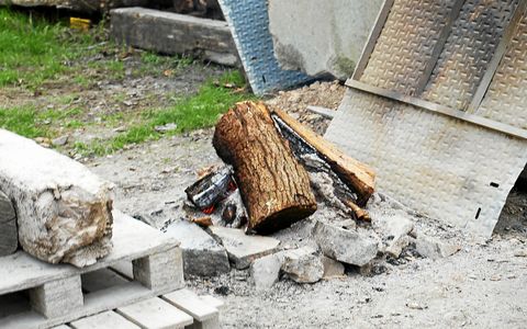 Un feu a été allumé au lancement du chantier. Une manière pour les Pascuans d’appeler l’âme de leurs ancêtres.
