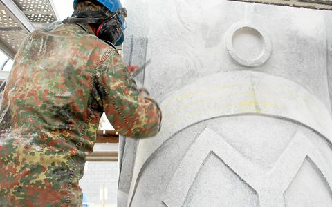 Alberto Ika Araki attaque les finissions sur le moaï.