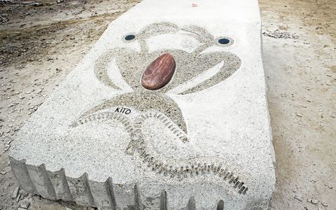 Deux oiseaux et un œuf ont été gravés sur le socle qui accueillera la sculptures