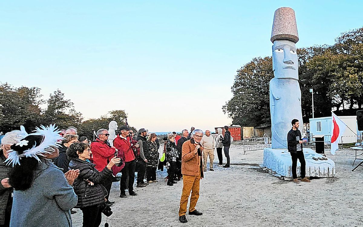 Dans le Centre-Bretagne, un Géant Moaï veille désormais sur la Vallée des saints