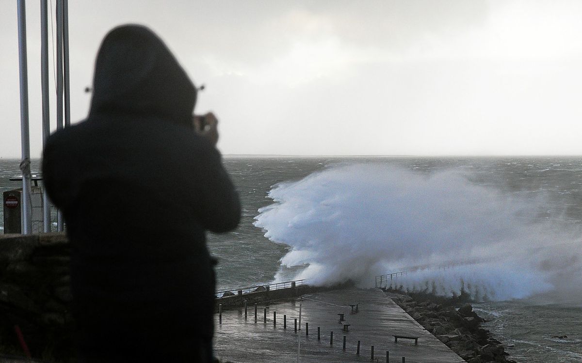 Des vents violents et des risques de submersion annoncés en Bretagne, ce lundi