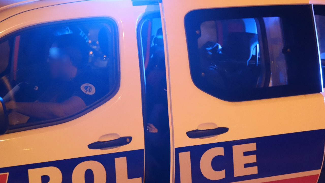 la porte d’un appartement criblée de balles