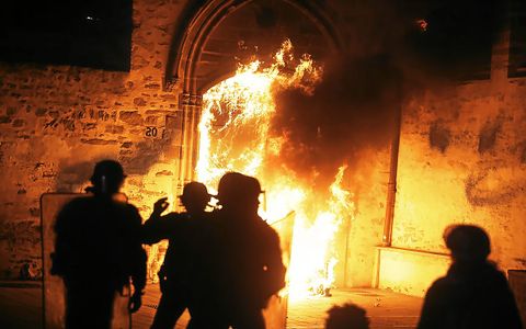 En 2023, la façade du Couvent des Jacobins a été incendiée en marge d’une manifestation contre la réforme des retraites.