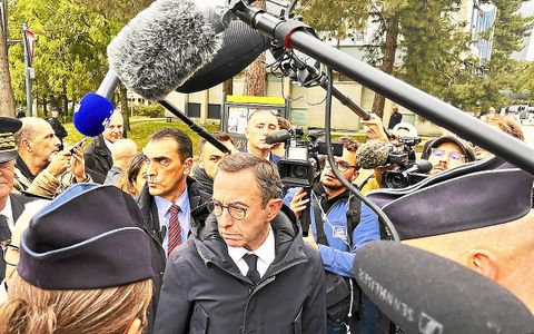 En octobre 2024, Bruno Retailleau se rend dans le quartier de Maurepas à la suite d’une fusillade qui a grièvement blessé un enfant de 5 ans.