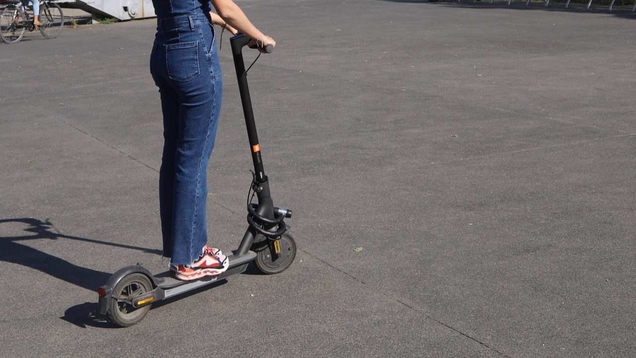 une femme à trottinette renversée en Presqu'île, le chauffard a pris la fuite