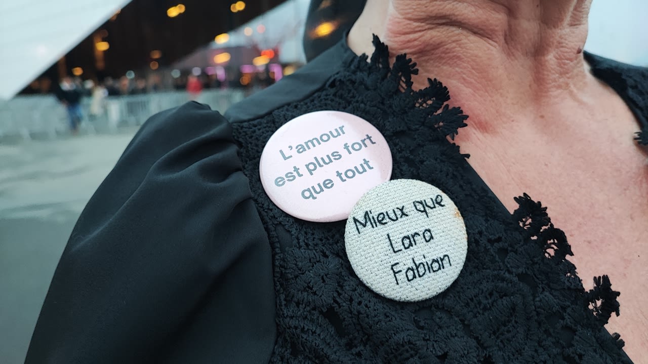 « Maintenant, les gens apprécient et écoutent davantage les chansons de Lara Fabian, d’après mes clientes à l’institut… De toute façon, je leur impose ! », lance Virginie Lagarde.
