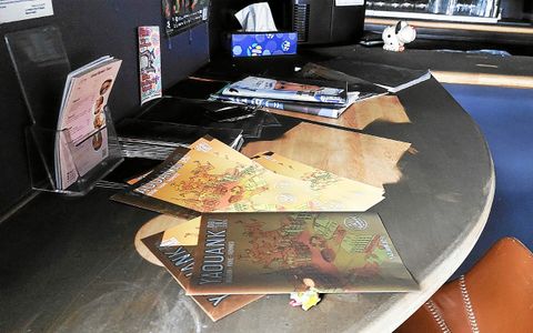 La suie recouvre encore les tables du restaurant La Bulle.