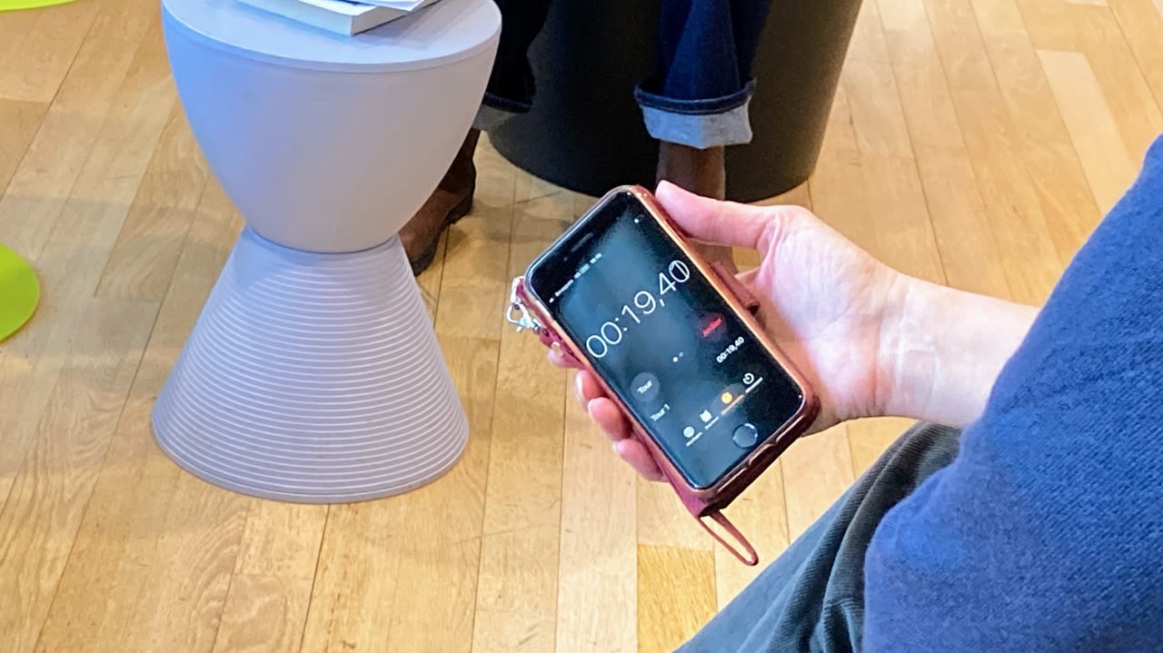 Téléphone en main, Martine chronomètre les interventions pour respecter le caractère « speed » de la présentation.
