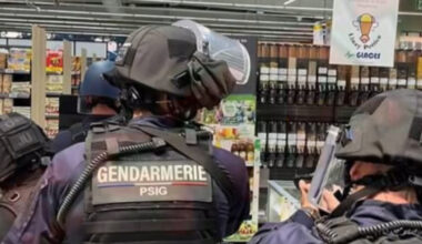 piégé par le dispositif de sécurité, le cambrioleur se perd dans le magasin