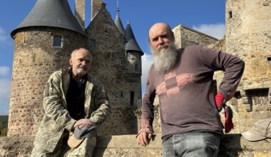 après avoir fui la guerre en Ukraine, ils se sont formés à la taille de pierre au château de Glénay