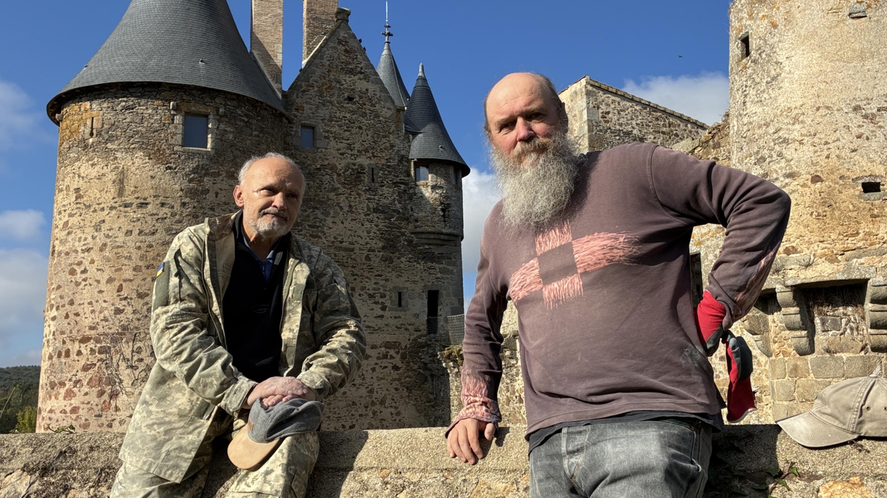 après avoir fui la guerre en Ukraine, ils se sont formés à la taille de pierre au château de Glénay