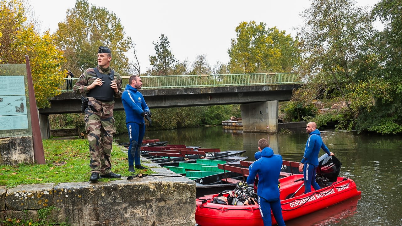 Le manque de visibilité au fond de l’eau a compliqué le travail des plongeurs.