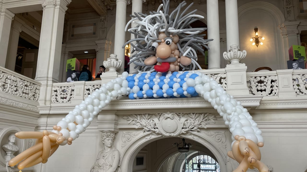 Le Albert Einstein en ballons est resté quelques semaines dans l’hôtel de ville de Poitiers.