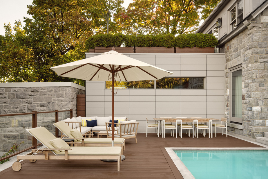 Un mobilier en teck de la marque scandinave Fritz Hansen a été installé autour de la piscine.
