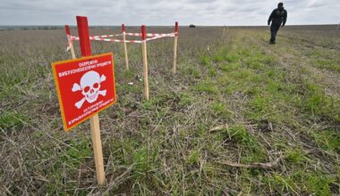 Un démineur passe devant un champ de mines dans la région de Mikolaïv, le 9 avril 2023 en Ukraine