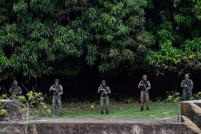 Soldats vénézuéliens patrouillant près du pont Simon-Bolivar à la frontière entre la Colombie et le Venezuela, le 16 octobre 2025.