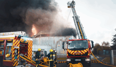 VIDÉO - Près de Lyon : un gros incendie en cours, les pompiers toujours sur place