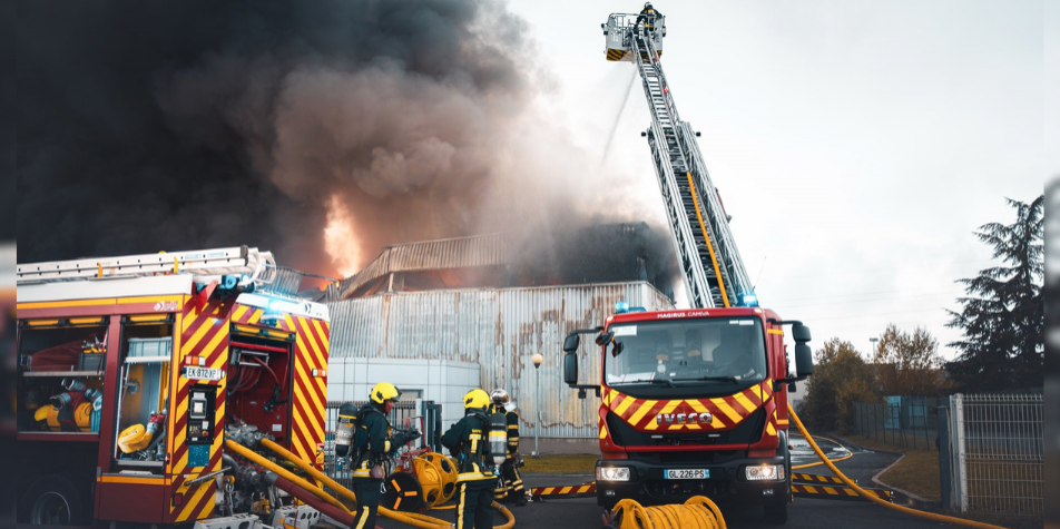 VIDÉO - Près de Lyon : un gros incendie en cours, les pompiers toujours sur place