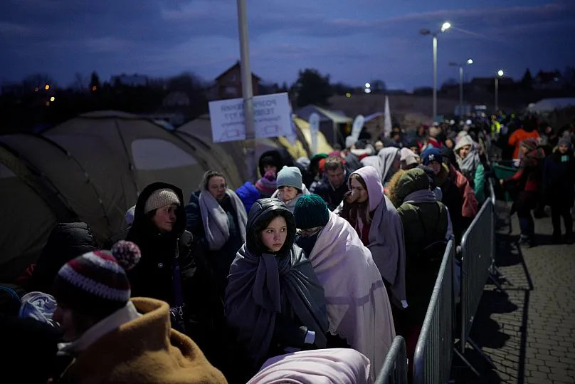 Des réfugiés fuyant la guerre dans l'Ukraine au poste-frontière de Medyka, en Pologne, le 10 mars 2022