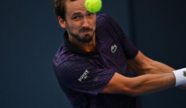 Medvedev s’impose face à Zverev et file en demi à Pékin