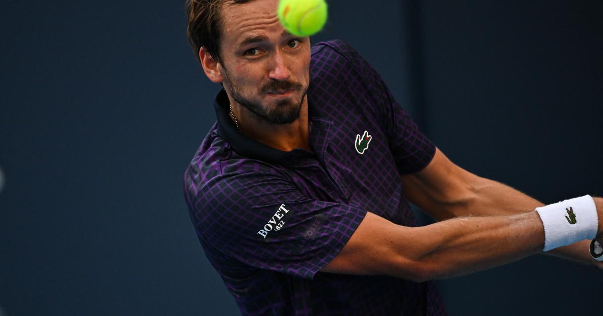 Medvedev s’impose face à Zverev et file en demi à Pékin