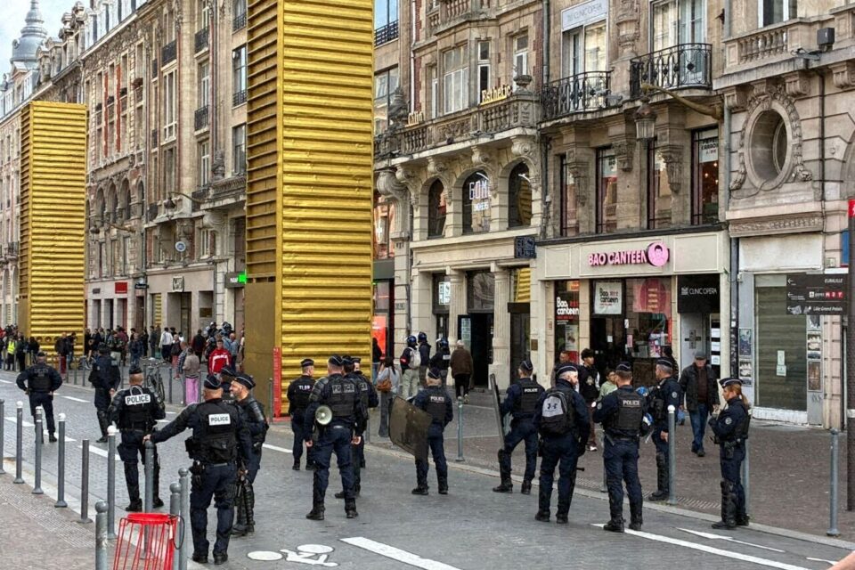 La police affiche une forte présence pour la manifestation du 2 octobre 2025 à Lille (Nord). Des chants anti-police sont entonnés, à l'approche de la place du Théâtre.