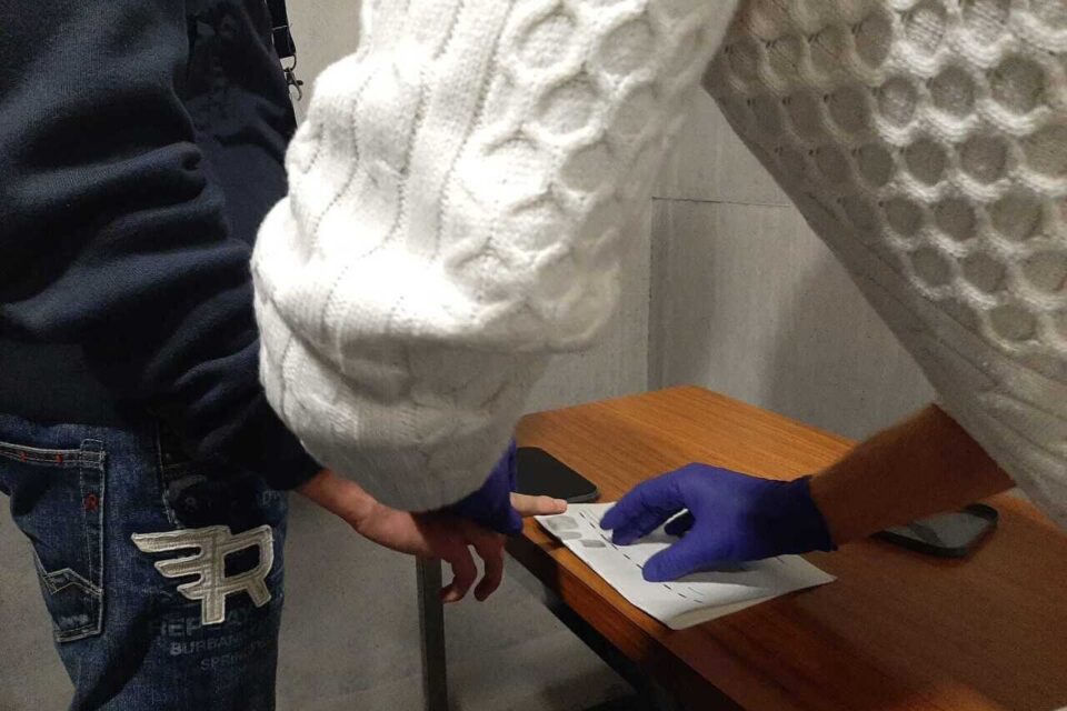 Un tour par les techniciens de la police judiciaire, avec une prise d'empreintes pour Mathéïs.